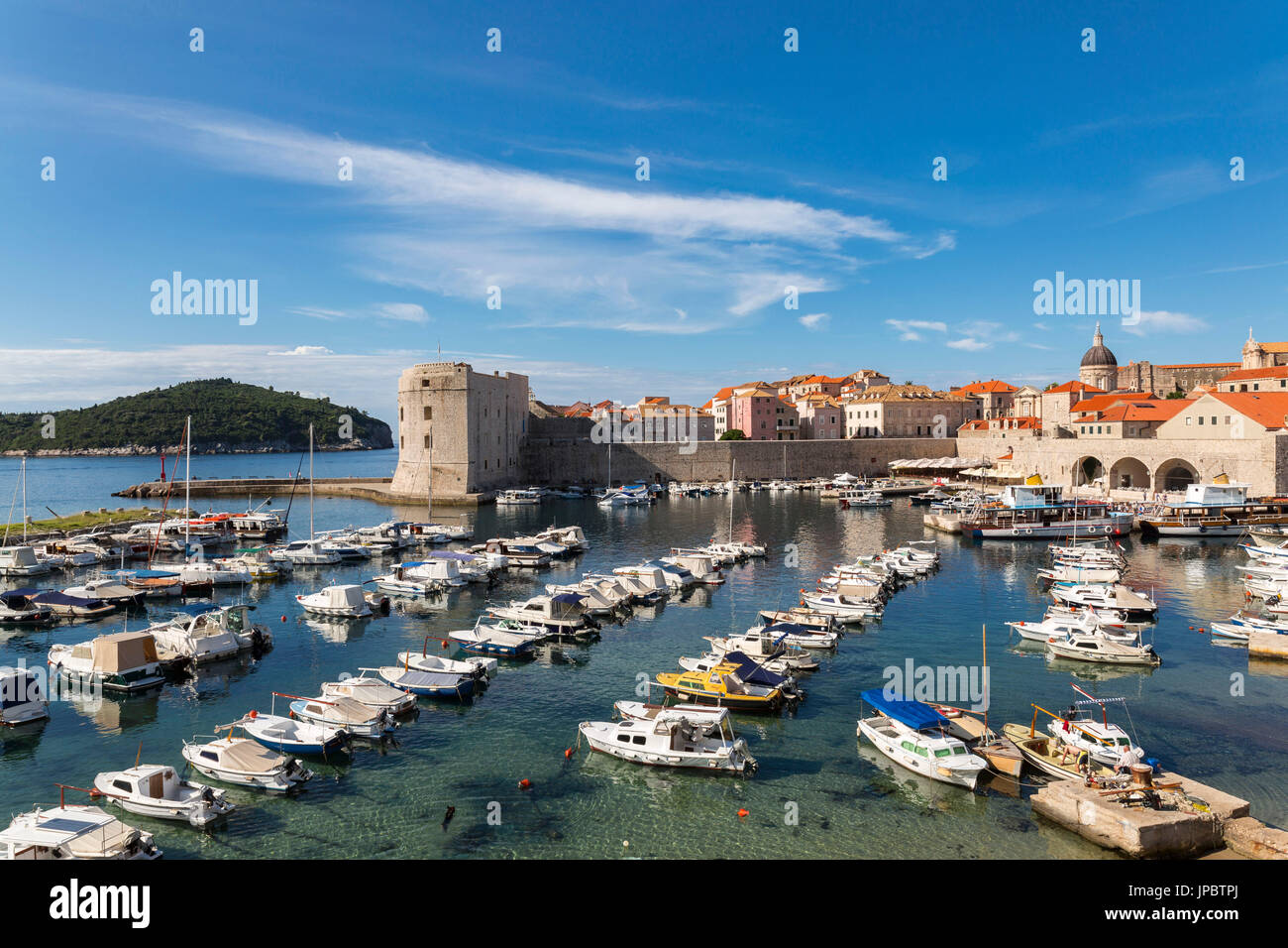 El turista port (puerto viejo) de Dubrovnik (Dubrovnik, del condado de Dubrovnik-Neretva, la región de Dalmacia, Croacia, Europa) Foto de stock