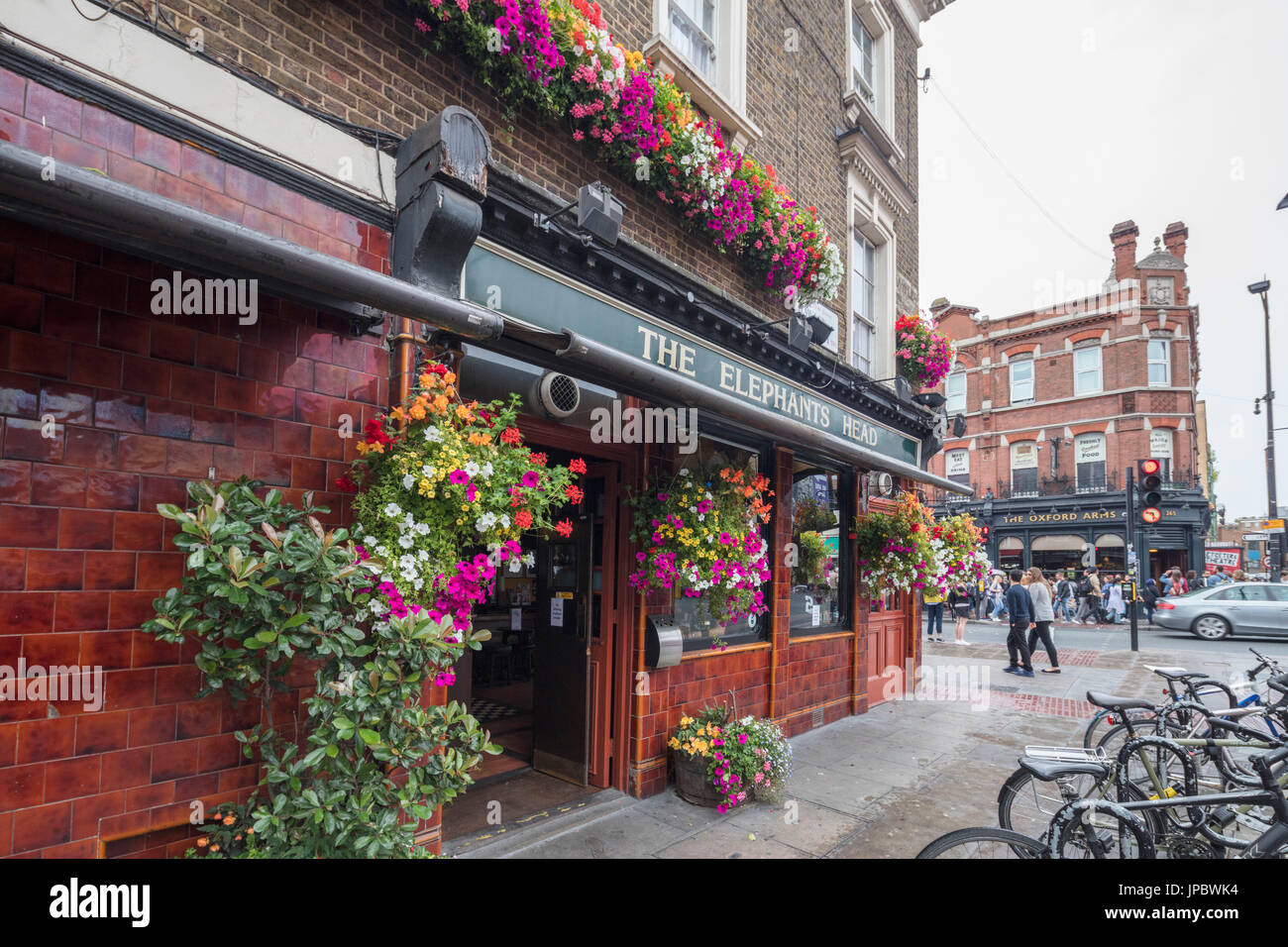 Las cabezas de elefantes el pub victoriano ubicado en Camden Town North West London Reino Unido Foto de stock