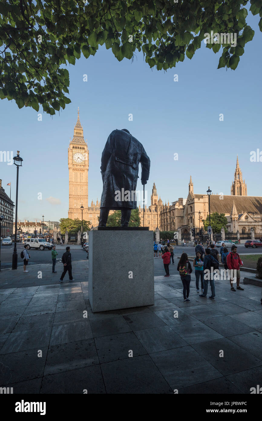 Vista posterior de la estatua de Winston Churchill con el Big Ben de fondo de Londres Reino Unido Foto de stock