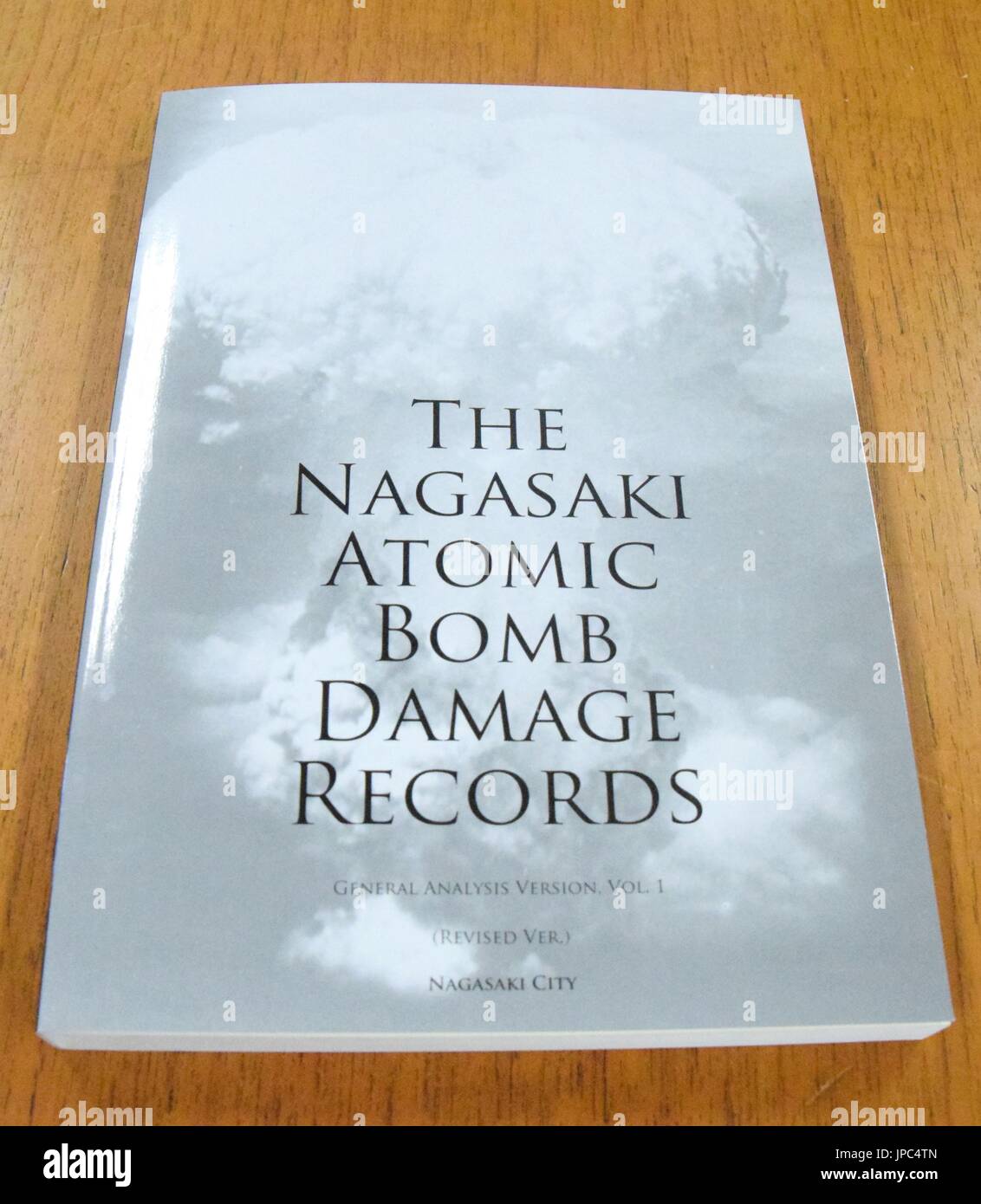 Foto tomada el 31 de marzo de 2016, muestra una versión en inglés de documentos publicados por la ciudad de Nagasaki enumerando los daños y la destrucción de los EE.UU. bombardeo atómico en 1945. (Kyodo) ==Kyodo Foto de stock