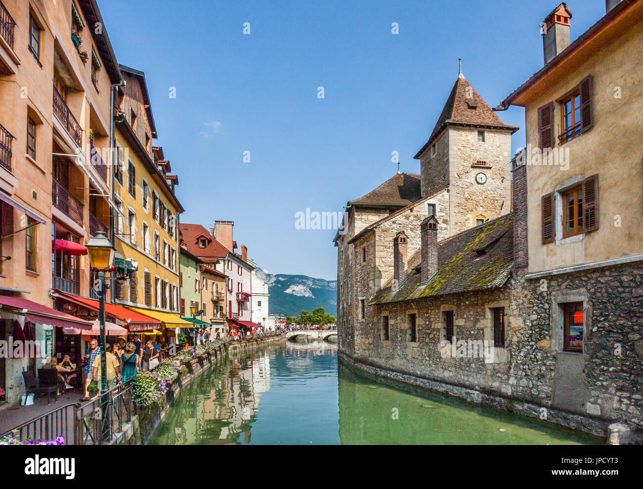 Francia, Alta Saboya, casco antiguo de Annecy en Le Canal Thiou y Quai de I'ile Foto de stock