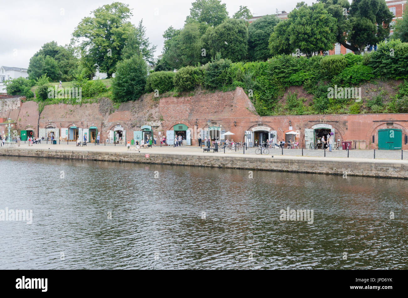 Tiendas y restaurantes en el muelle en la ribera del río Exe en Exeter, Devon Foto de stock