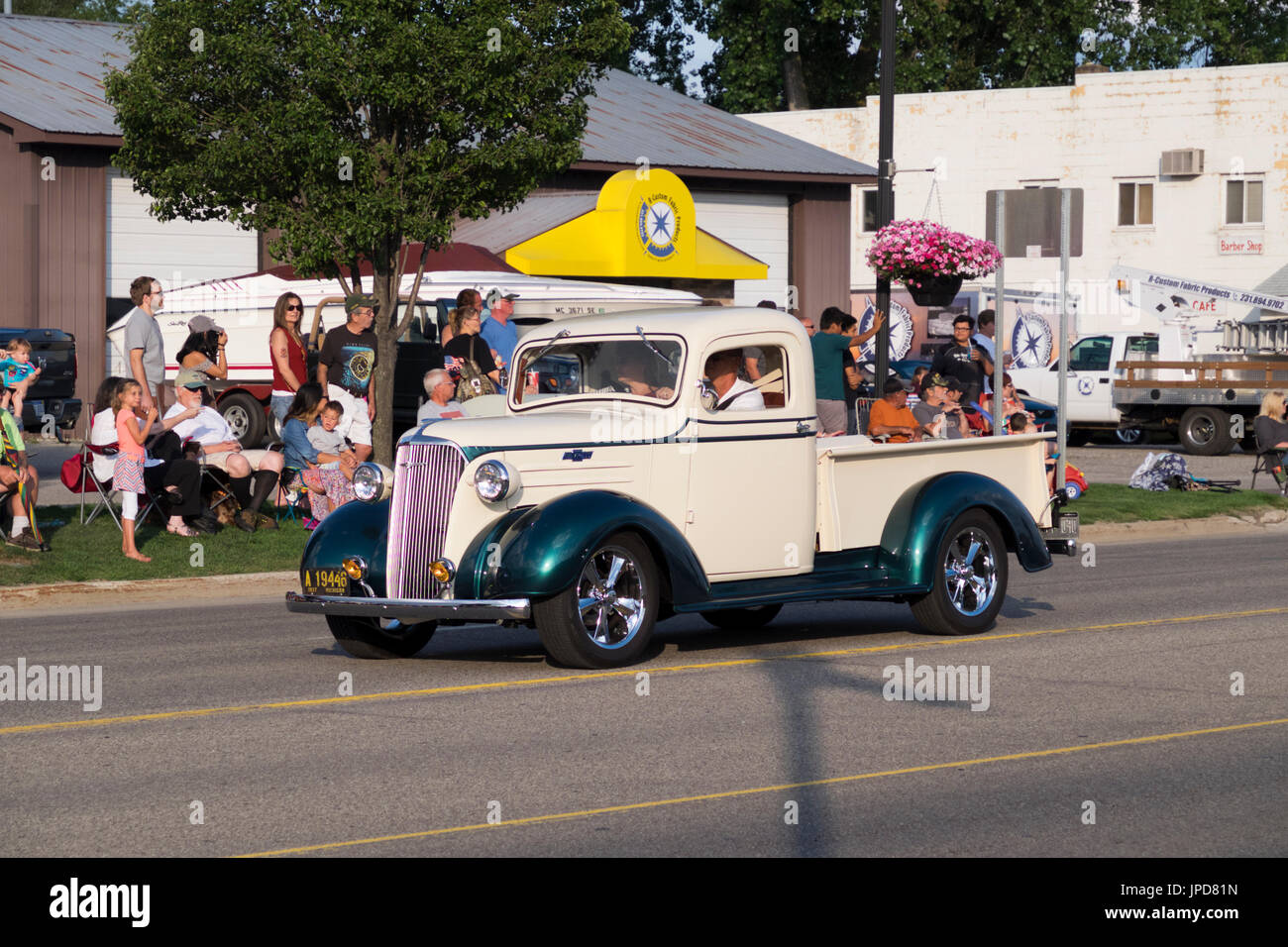Restaurado Pickup Chevrolet 1937 participa en el desfile anual 2017 Cruz-In mediante Montague, Michigan por los antiguos y vintage coches y camiones Foto de stock