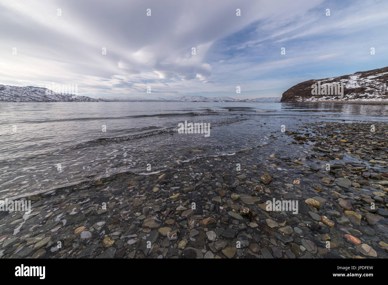 Las rocas redondas seashore olas Foto de stock