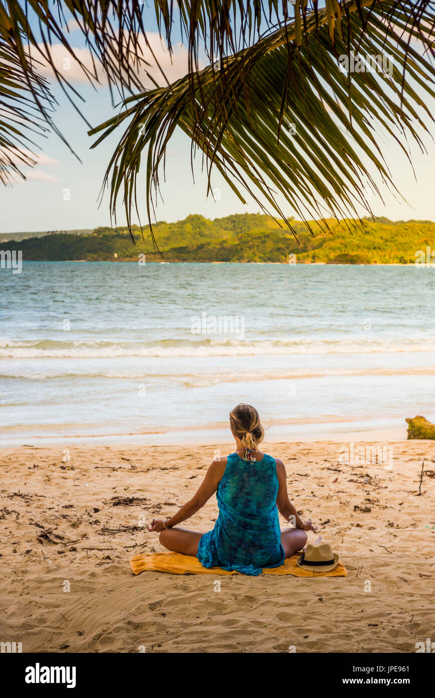 Playa Rincón, Península de Samaná, República Dominicana. Mujer practicando yoga en la playa. Foto de stock