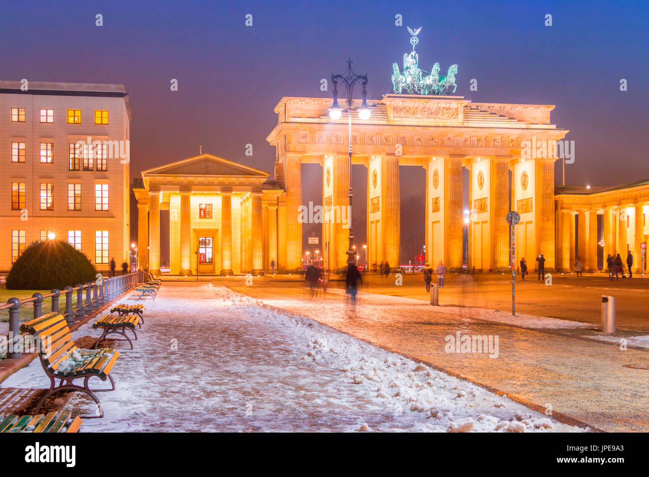 El Pariser Platz y la Puerta de Brandenburgo en Berlín, ciudad con la nieve, el Land de Berlín, Alemania, Europa Foto de stock