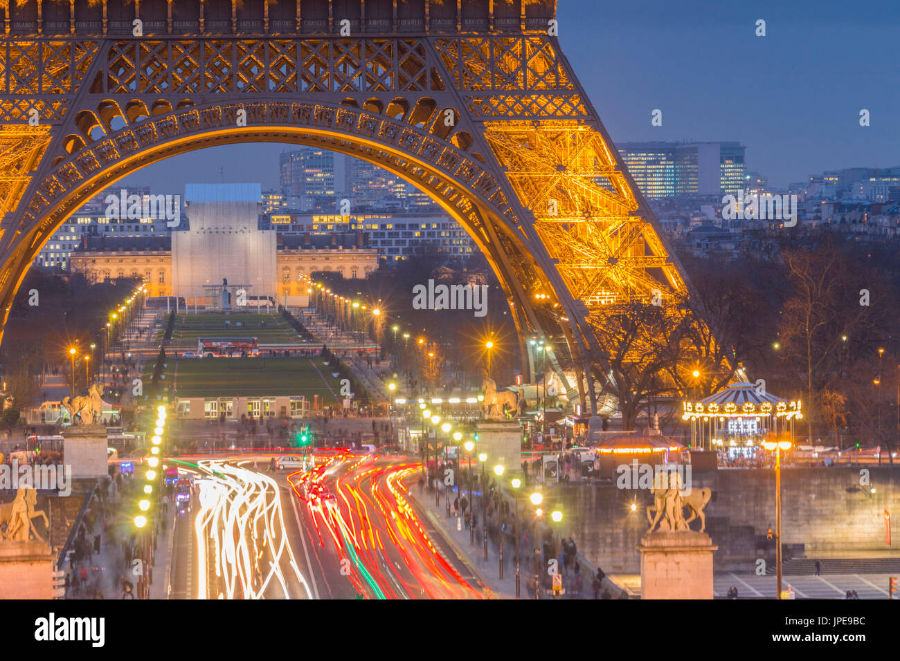 Vista cercana de la Torre Eiffel, con Ecole Militaire más allá en la ciudad de París al anochecer. París, Île-de-France, Francia, Europa Foto de stock