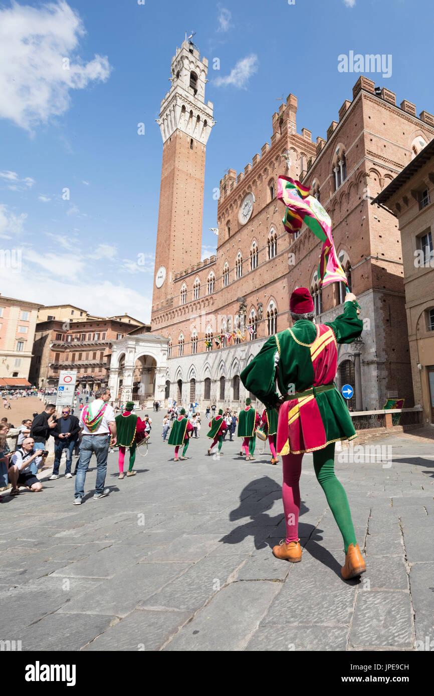 Exposición típica de vestidos tradicionales y las banderas de las distintas contradas Piazza del Campo Siena Toscana Italia Europa Foto de stock