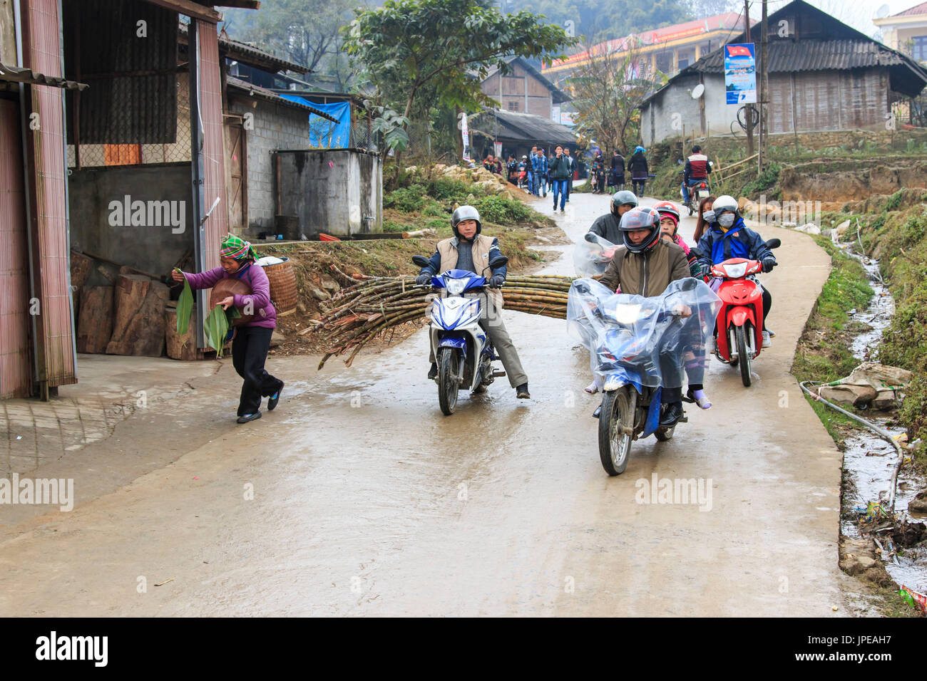 La gente en la calle principal de la aldea de Sapa en Vietnam del norte Foto de stock