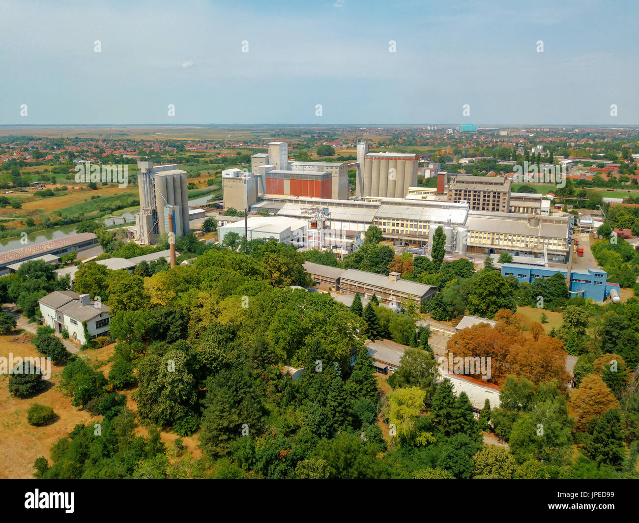 Vista aérea de la ciudad industrial de fábrica con edificios y almacenes de drone POV Foto de stock