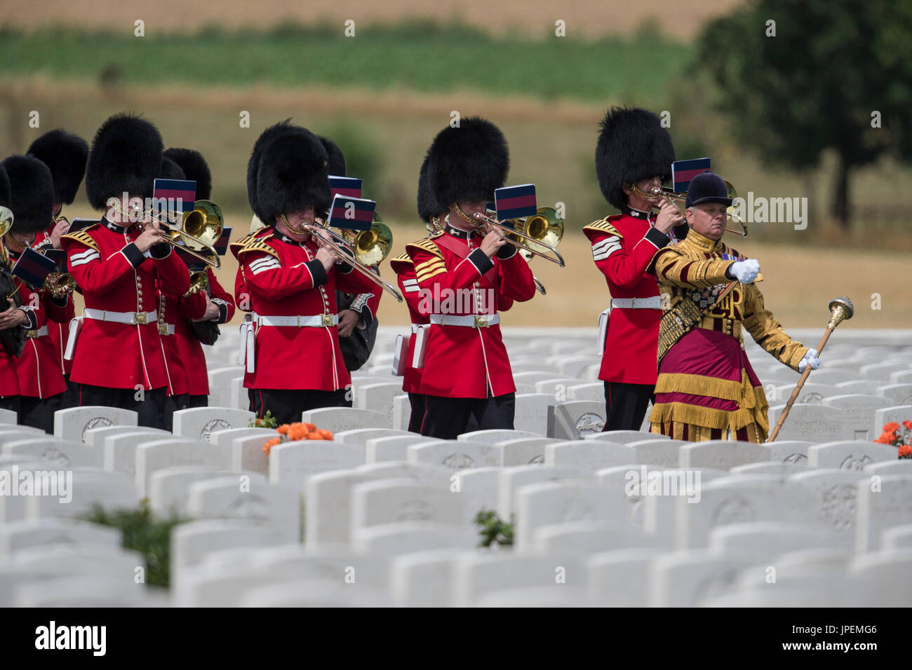 Las tropas británicas toman parte en los actos conmemorativos de la guerra mundial una batalla de Passchendaele en el Tyne Cot cementerio cerca de Ypres, en Bélgica. La banda militar de los Irish Guards. Foto de stock