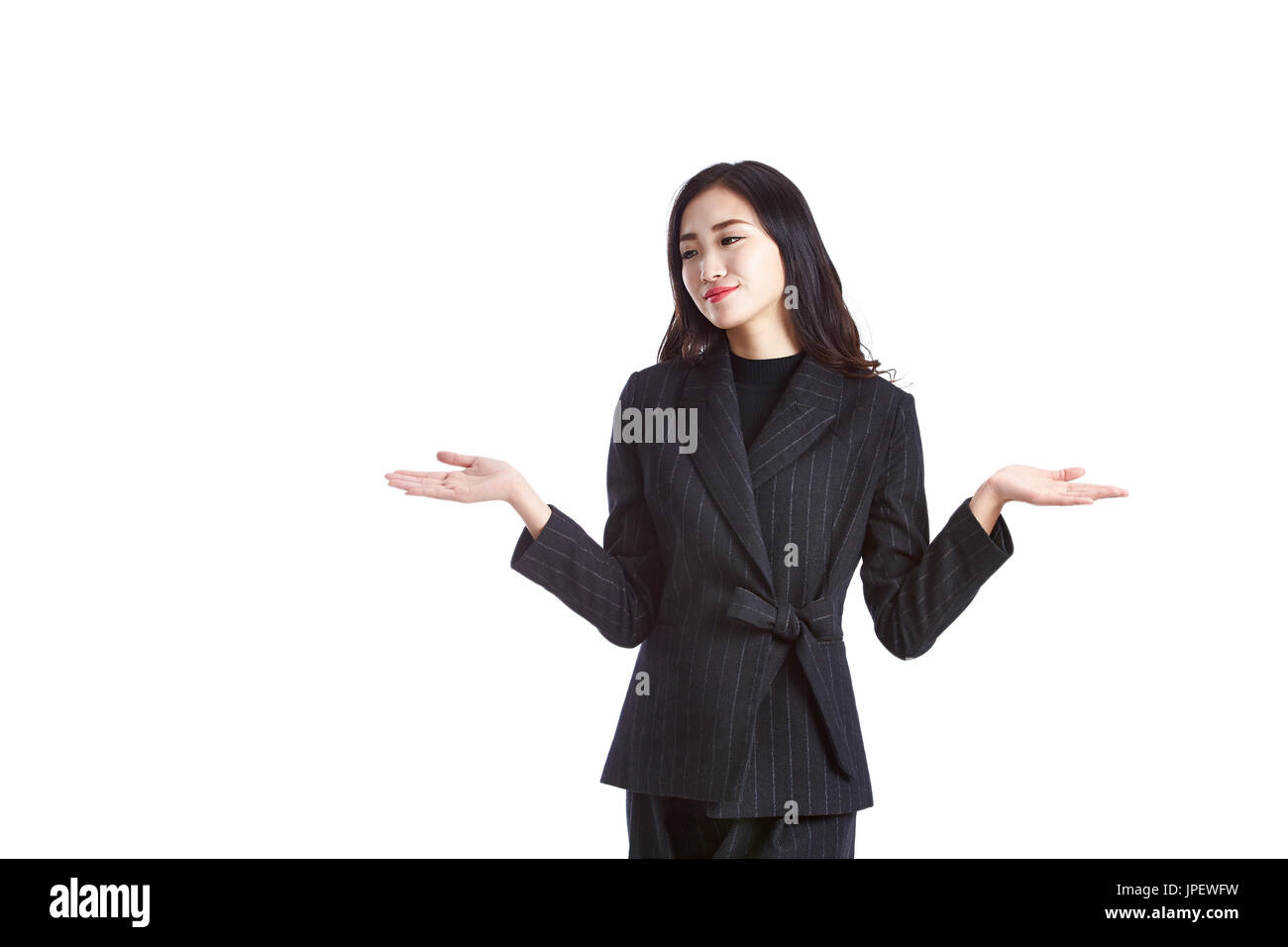 Los jóvenes asiáticos mujer corporativa en desgaste formal mostrando frustración o indifferenc, aislado sobre fondo blanco. Foto de stock