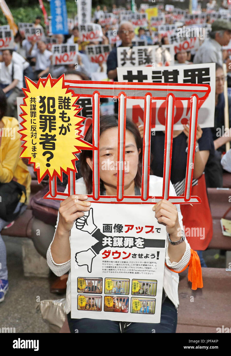 Casi 5.000 personas se reúnen en el Parque Hibiya en el centro de Tokio el 31 de mayo de 2017, para protestar contra un polémico proyecto de ley para penalizar la planificación de crímenes graves en medio de preocupaciones de que la ley podría conducir al exceso de la vigilancia del estado y los abusos de los derechos civiles. (Kyodo) ==Kyodo Foto de stock