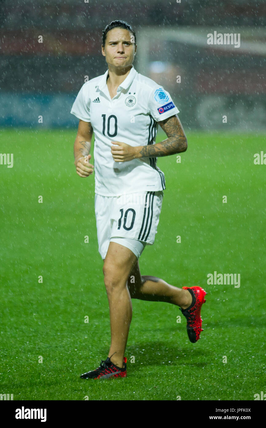 Dzsenifer MAROZAN (GER), Regen, Absage Spielabsage Abruch,,,,, Match Viertelfinale Spielverlegung 26, Deutschland (GER) - Daenemark (DEN), am 29.07.2017 en Rotterdam/Niederlande. Fussball Europameisterschaft der Frauen 2017, Niederlande vom 16.07. - 06.08.2017. | Verwendung weltweit Foto de stock