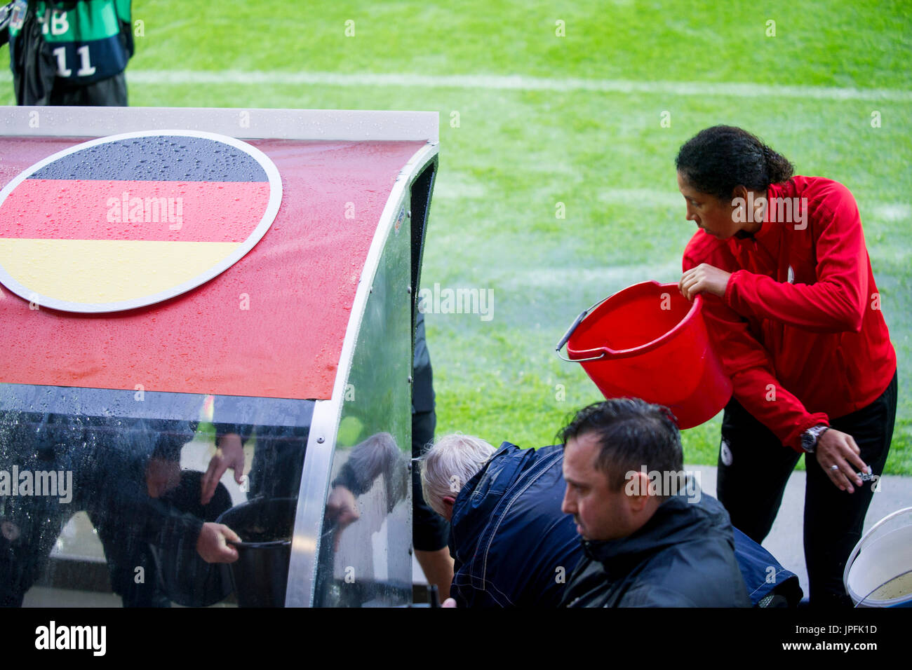 Trainerin Bundestrainerin// Formador Steffi Jones (re., GER) hilft mit Wasser abzuschoepfen das, Regen, Spielverlegung Spielabsage Absage,,,,, Match Viertelfinale Verlegt 26, Deutschland (GER) - Daenemark (DEN), am 29.07.2017 en Rotterdam/Niederlande. Fussball Europameisterschaft der Frauen 2017, Niederlande vom 16.07. - 06.08.2017. | Verwendung weltweit Foto de stock