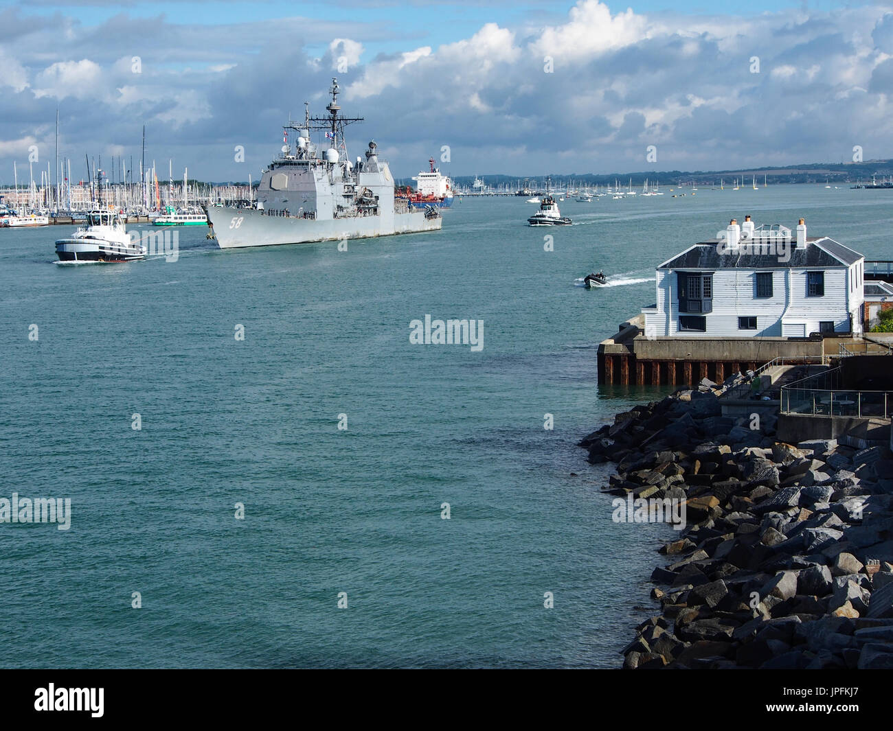 Portsmouth, Hampshire, Reino Unido. Desde el 01 de agosto, 2017. El USS mar Filipino, CG-58, un vuelo de II clase Ticonderoga crucero de misiles guiados, deja el puerto de Portsmouth después de una larga semana de visita junto con otros barcos que participan en la operación inherentes a resolver, la Coalición Mundial de lucha contra el ISIS. Otros miembros del grupo incluyen el USS Donald Cook, el buque noruego HNoMS Helge Insgstad y USS George H W Bush una clase Nimitz, nuclear powered portaaviones. Crédito: Simon evans/Alamy Live News Foto de stock