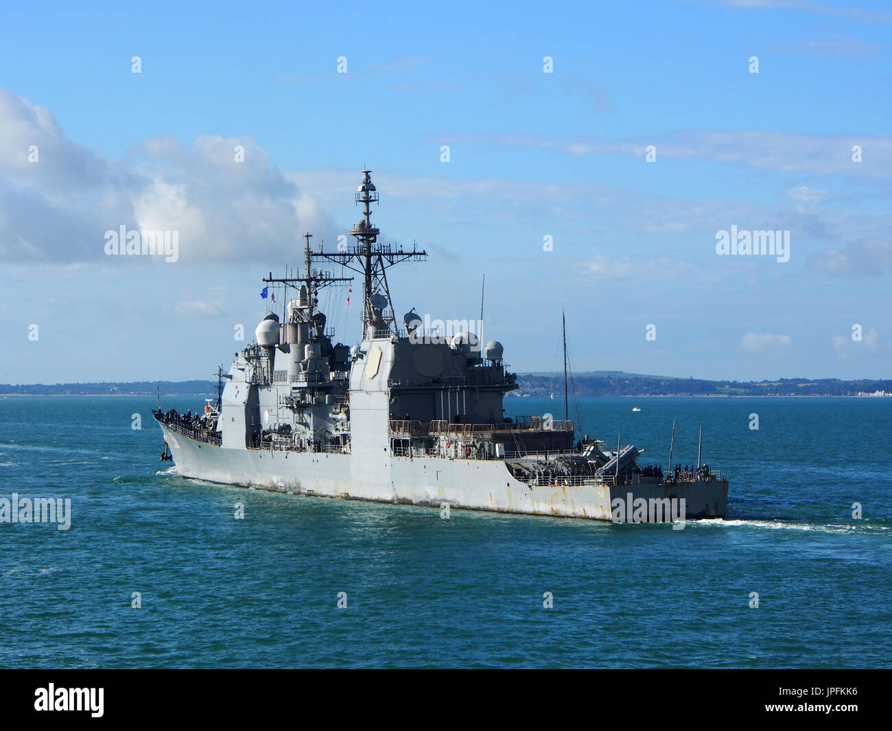 Portsmouth, Hampshire, Reino Unido. Desde el 01 de agosto, 2017. El USS mar Filipino, CG-58, un vuelo de II clase Ticonderoga crucero de misiles guiados, deja el puerto de Portsmouth después de una larga semana de visita junto con otros barcos que participan en la operación inherentes a resolver, la Coalición Mundial de lucha contra el ISIS. Crédito: Simon evans/Alamy Live News Foto de stock