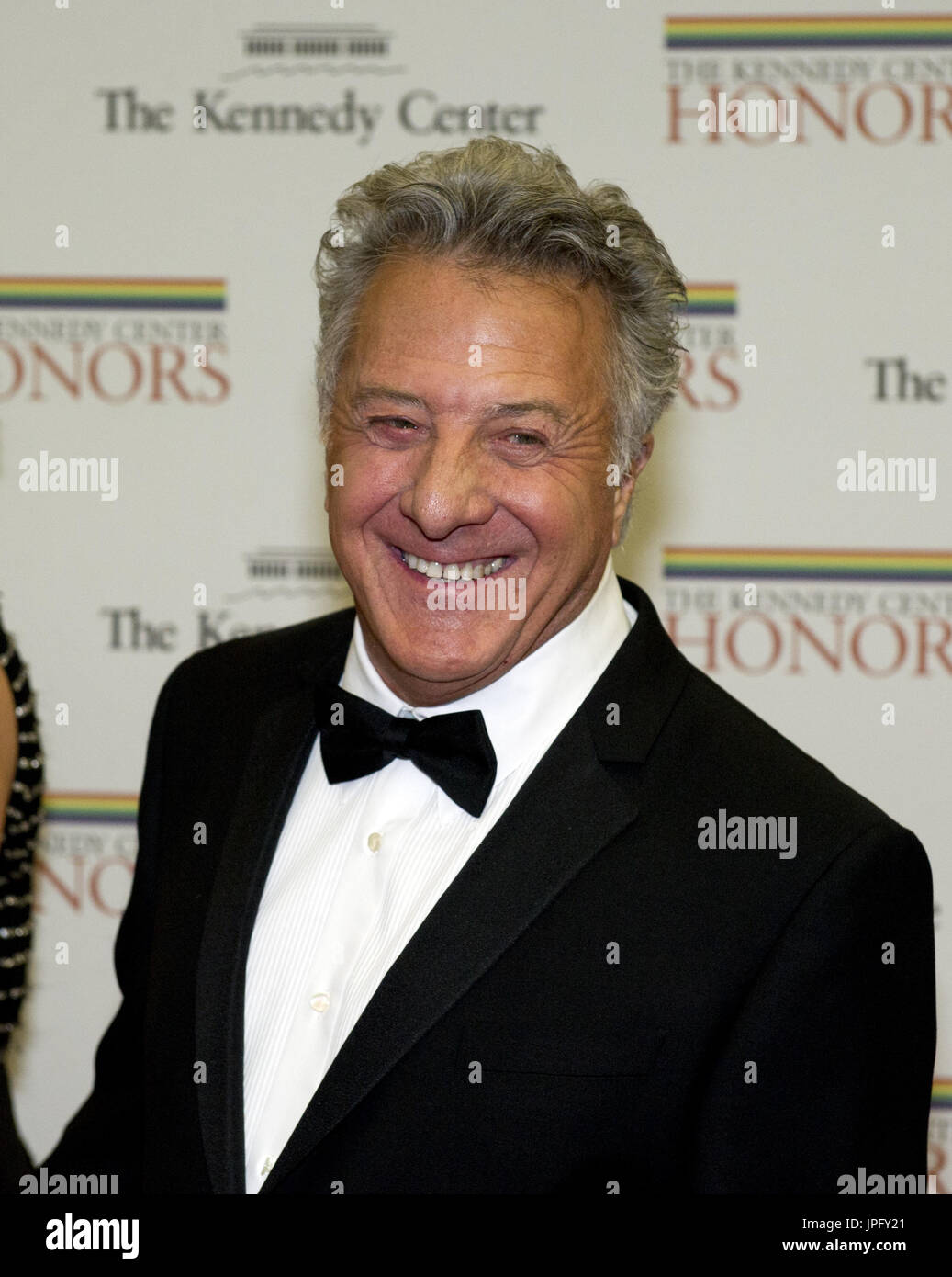 Dustin Hoffman llega por el artista oficial de la cena en honor a los destinatarios del Centro Kennedy de 2012 auspiciada por la Secretaria de Estado de los Estados Unidos Hillary Rodham Clinton en el Departamento de Estado de los Estados Unidos en Washington, D.C. el sábado, 1 de diciembre de 2012. Los galardonados de 2012 son Buddy Guy, el actor Dustin Hoffman, tarde-noche el anfitrión David Letterman, bailarina Natalia Makarova, y la banda de rock británica Led Zeppelin (Robert Plant, Jimmy Page y John Paul Jones)..Crédito: Ron Sachs / CNP | uso en todo el mundo Foto de stock