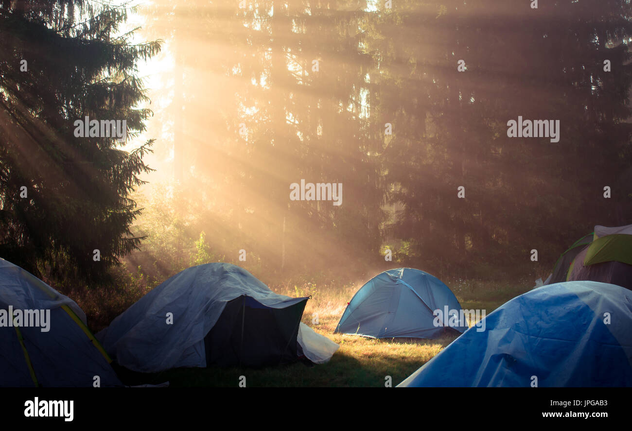Camping y Sunrise, qué queremos más. Tomé esta foto mientras yo estaba acampando con algunos foks en Vatra Dornei. Foto de stock