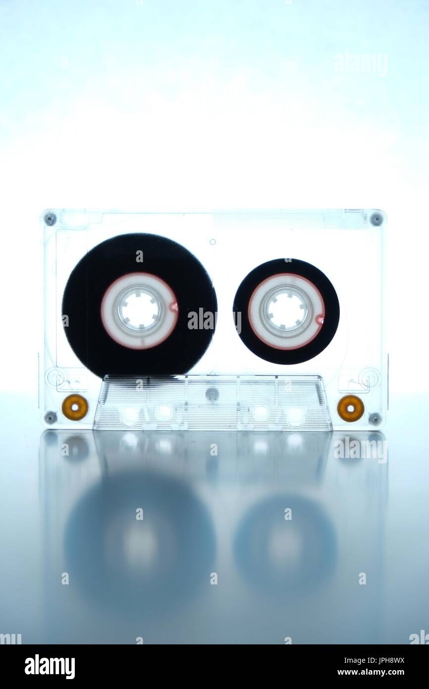 Viejos casetes de audio están sobre un fondo blanco retroiluminado. retro y vintage theme Foto de stock