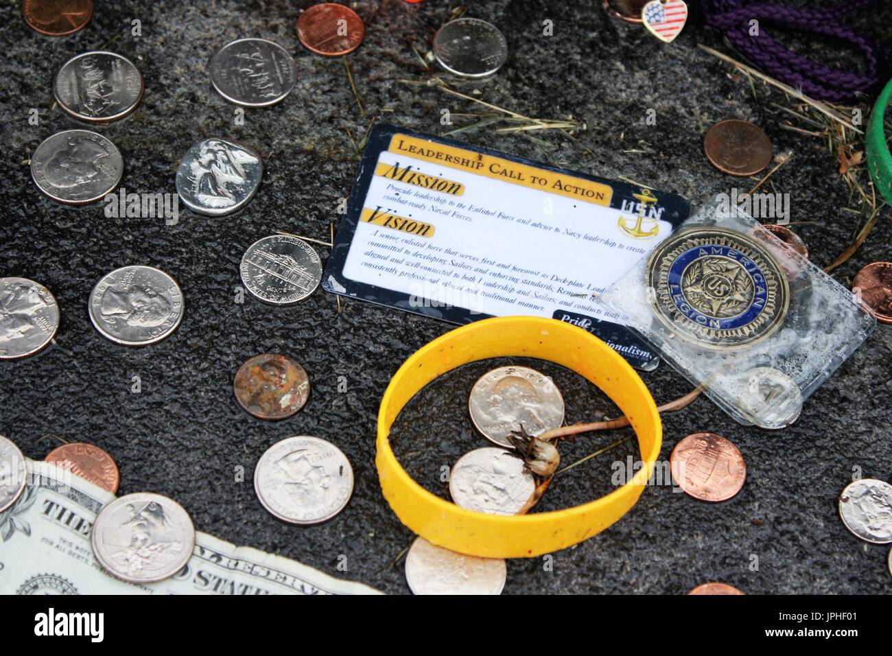 Monedas y otras baratijas dejada atrás en el Vuelo 93 Memorial. Foto de stock