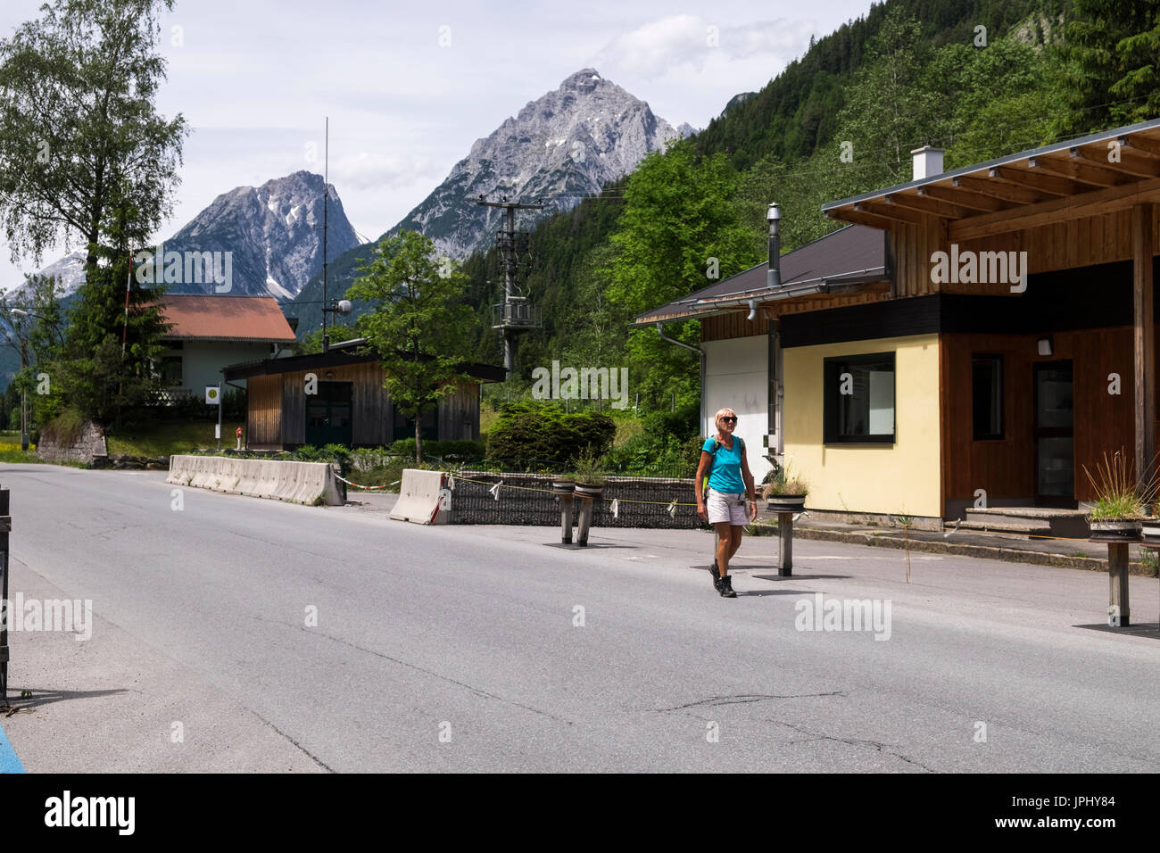 Cruzando la frontera de Austria a Alemania junto al control fronterizo en desuso Klambrucke, Tirol, Baviera, Foto de stock