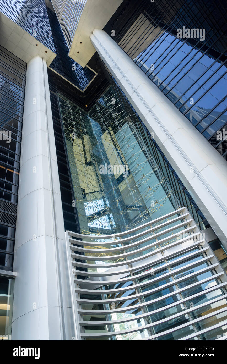Soaring pilares del moderno edificio de oficinas en Hong Kong Foto de stock