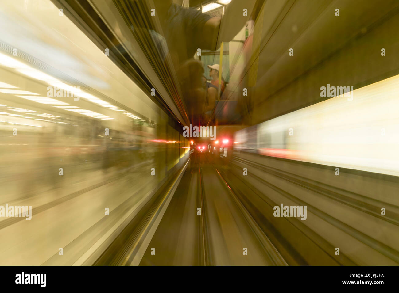 Tren de Metro llegando a la estación de metro en un desenfoque de movimiento Foto de stock