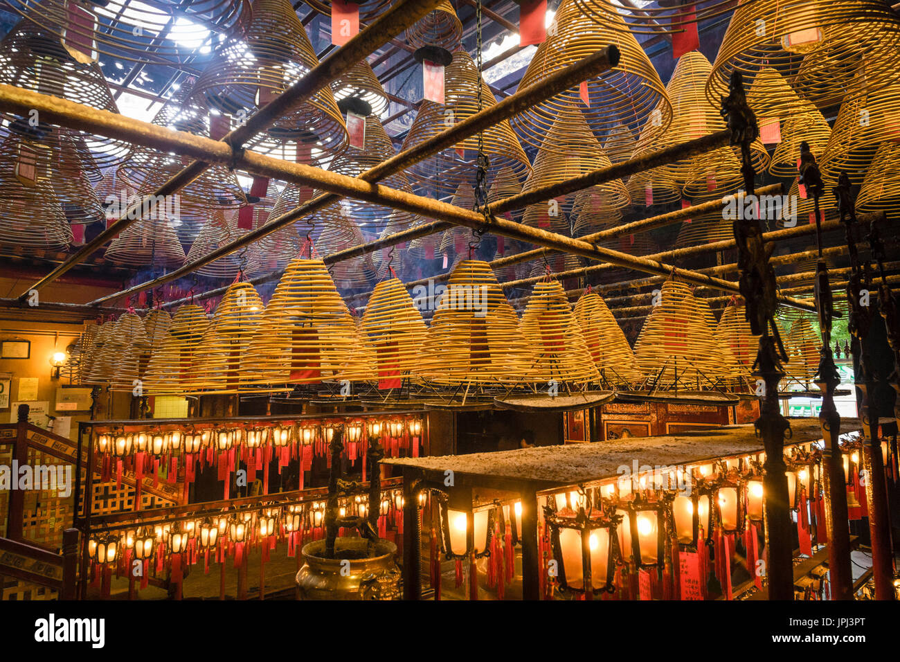 Linternas y quemar incienso bobinas dentro del templo de Man Mo en Hong Kong Foto de stock