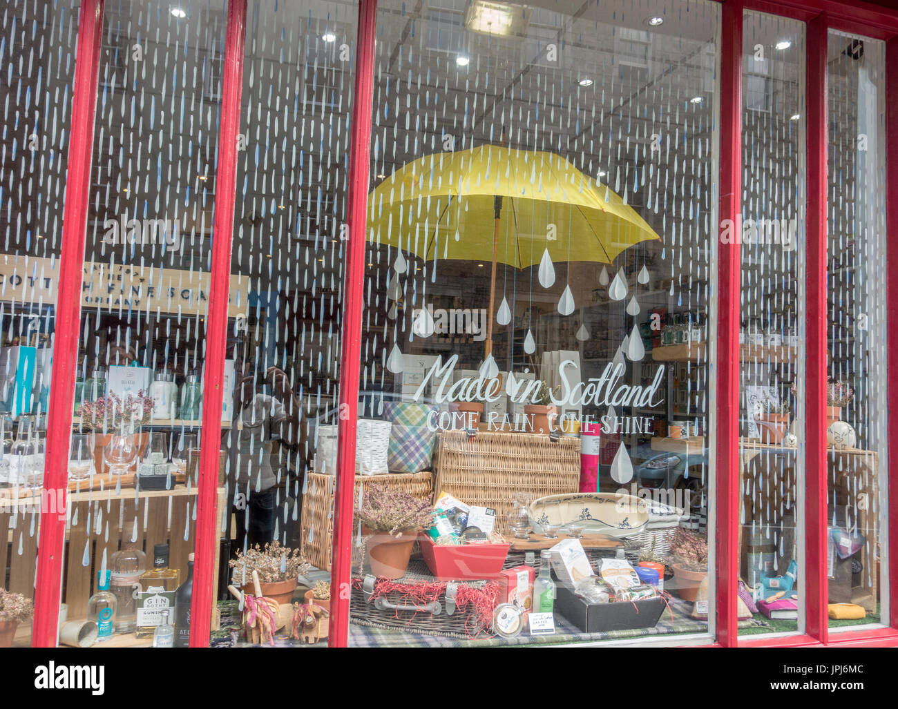 Tienda de venta de alimentos realizados en Escocia y tienda escaparate Canongate la Royal Mile de Edimburgo Foto de stock