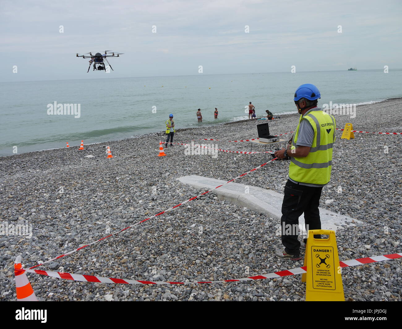 Los pilotos profesionales recopilar datos sobre el acantilado en Normandía, Francia, utilizando drone Foto de stock