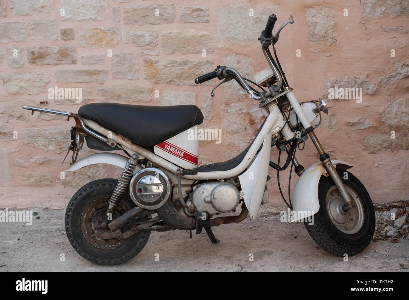 Una pequeña moto Yamaha Fotografía de stock - Alamy