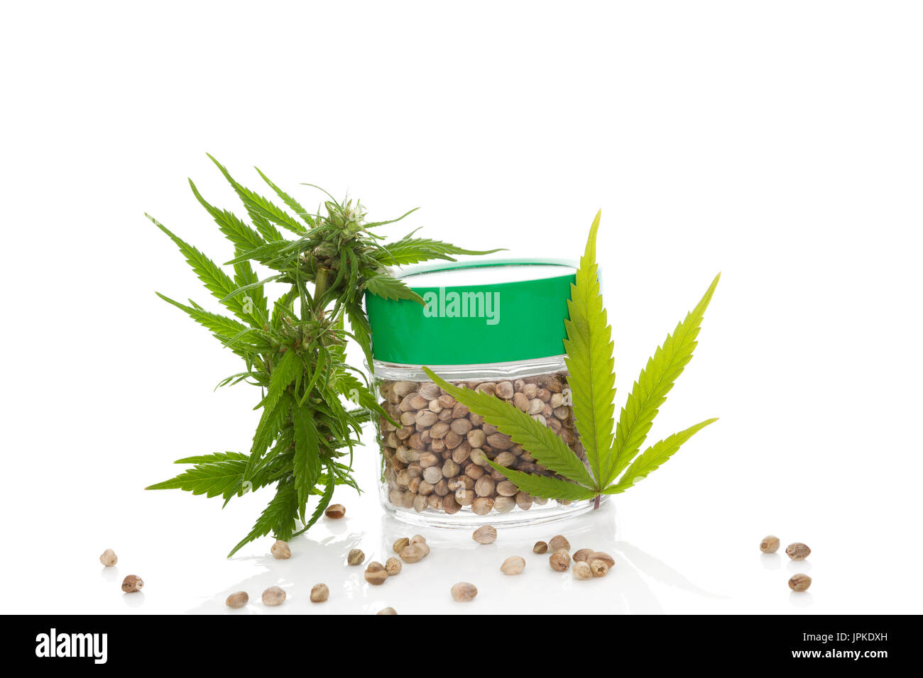 Semillas de cannabis semillas de marihuana semillas secas para plantar  aisladas sobre fondo blanco