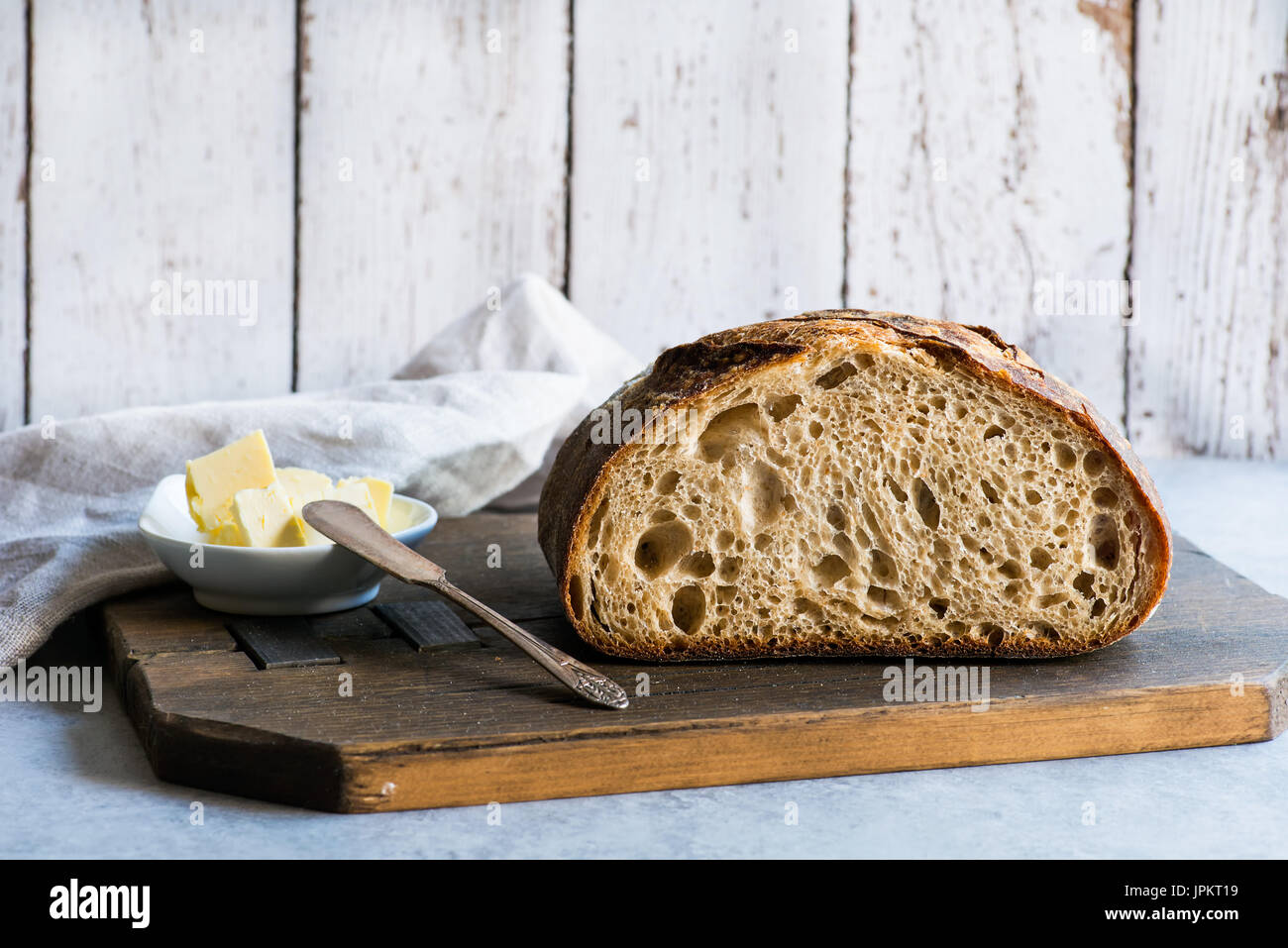 Pan de grano entero caseras pan de masa fermentada de trigo sobre un fondo claro, horizontal Foto de stock