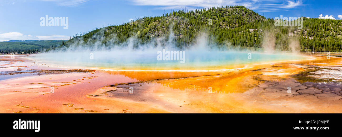Los vívidos colores del arco iris de la Grand Prismatic Spring, en el Parque Nacional Yellowstone, Wyoming. Panorámicas Foto de stock