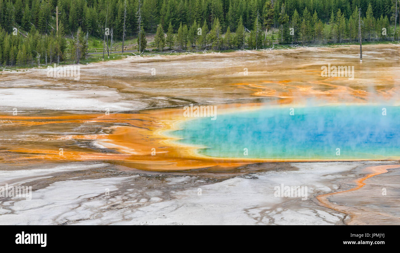 Grand Prismatic Spring en Midway Geyser Basin ver desde arriba en el Parque Nacional Yellowstone, Wyoming. Foto de stock