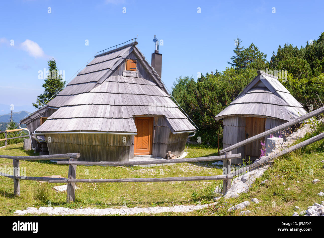 Meseta Velika Planina, Eslovenia, pueblo de montaña en los Alpes, casas de madera de estilo tradicional, popular destino de senderismo Foto de stock