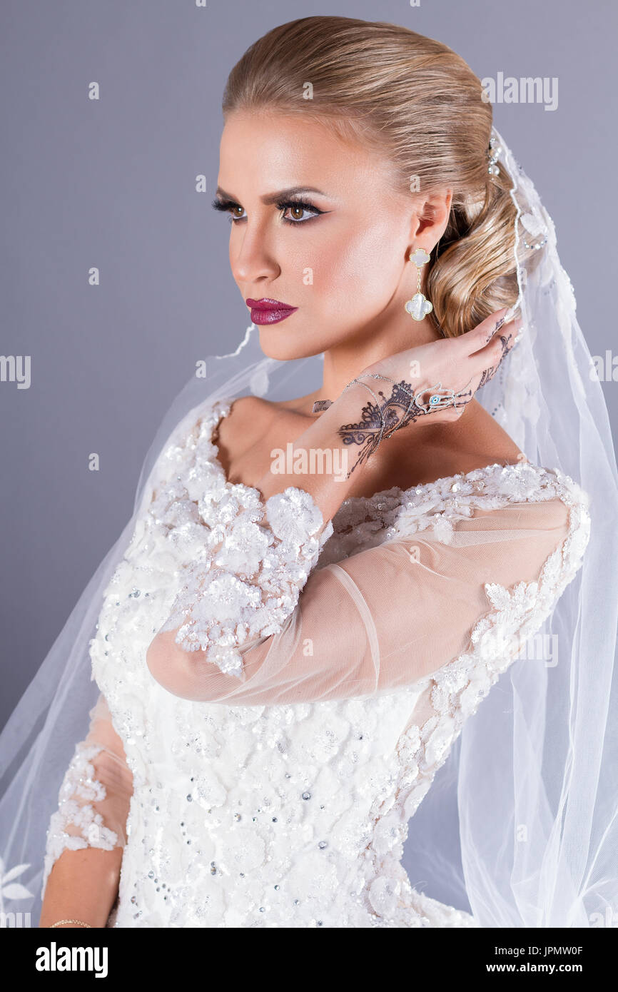 Novia rubia elegante con fuerte maquillaje y peinado de boda en azul, Stock  Image backdround Fotografía de stock - Alamy