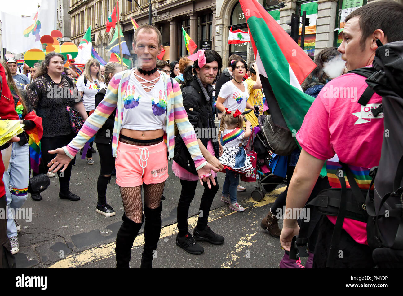 Travestismo hombre tomando parte en el desfile del orgullo de Liverpool en 2017 Foto de stock