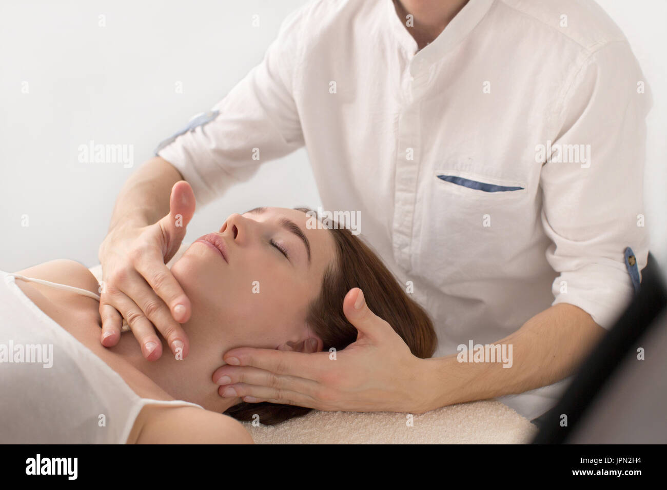 Primer plano de masajistas haciendo cliente masaje Foto de stock