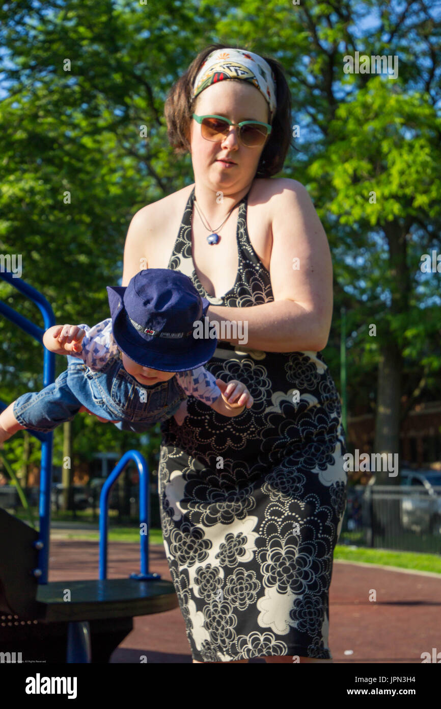 A la madre y al bebé en el parque Foto de stock