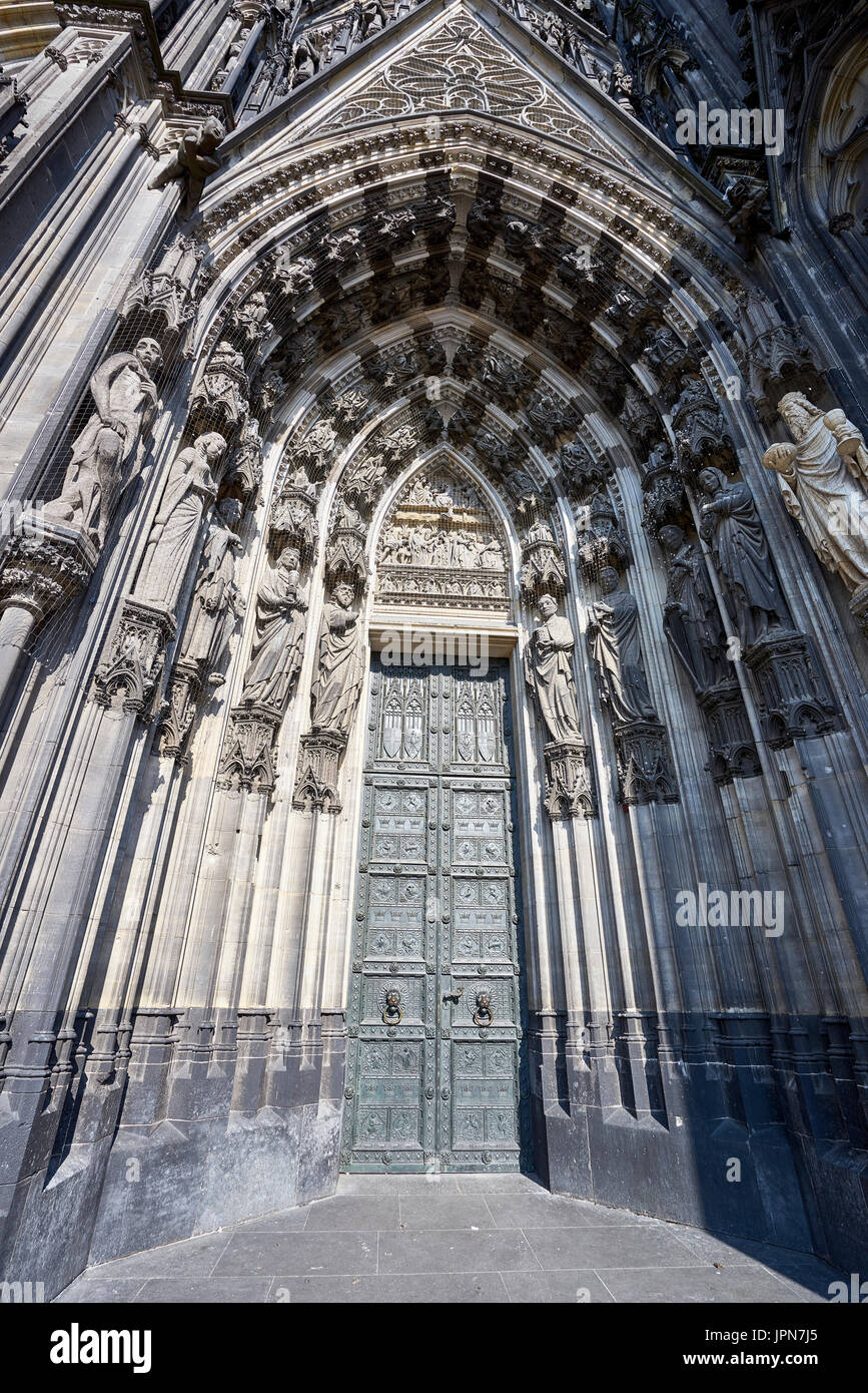 Colonia/Alemania - Mayo 10, 2017: una inmensa puerta metálica que conduce a la catedral de Colonia Foto de stock