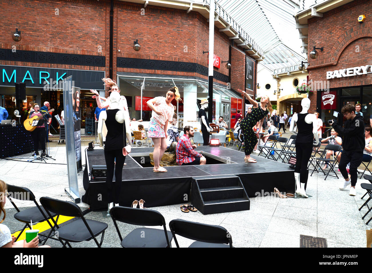 Los alumnos han puesto de moda en el Fashion Show en el centro comercial Lanes Carlisle Cumbria Foto de stock