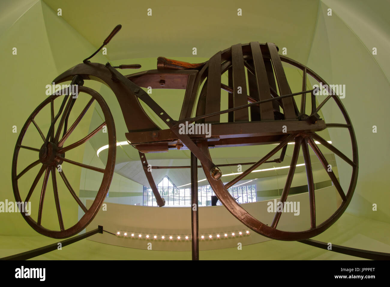 Bicicleta más antigua en el mundo. fue hecha de madera Foto de stock