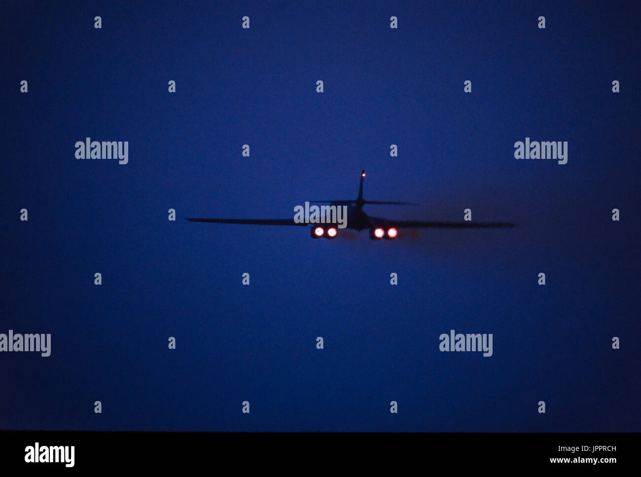 La Fuerza Aérea de los EE.UU bombardero B-1 Lancer afterburner despegue durante la noche. Foto de stock