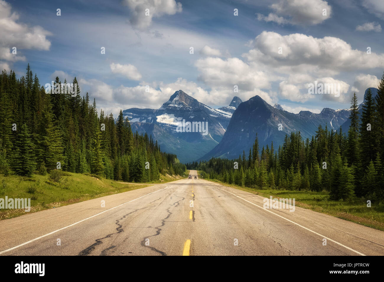 Vista panorámica de la carretera y de los Rockies canadienses sobre la carretera Icefields Parkway. Viaja a través de los Parques Nacionales de Banff y Jasper y ofrece espectaculares vistas de Foto de stock