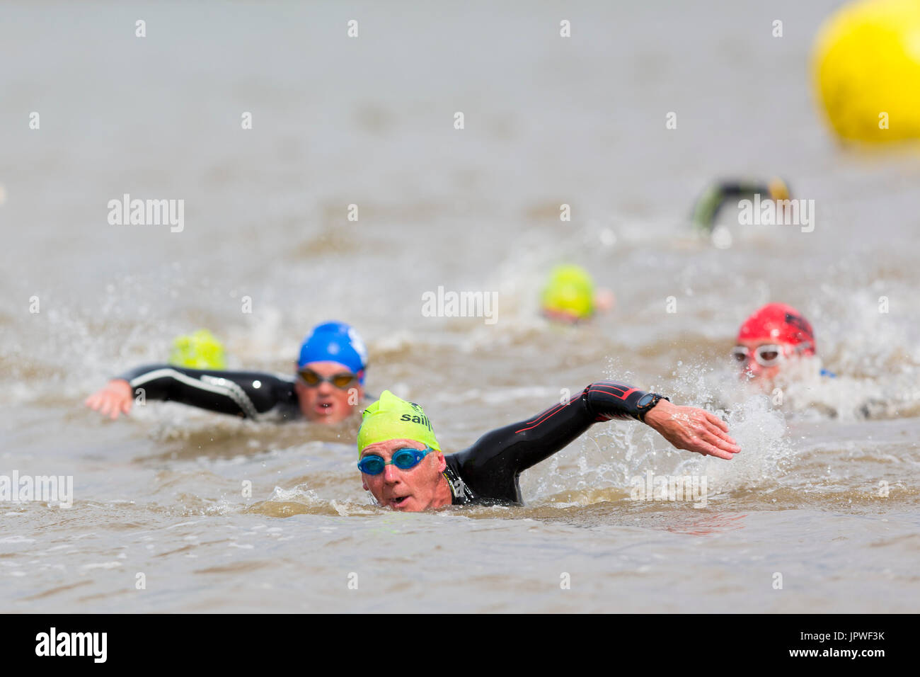 Los nadadores participar en los 2km Welsh Open nadar desde el estuario de agua en el Estuario Ferryside Tywi. Foto de stock