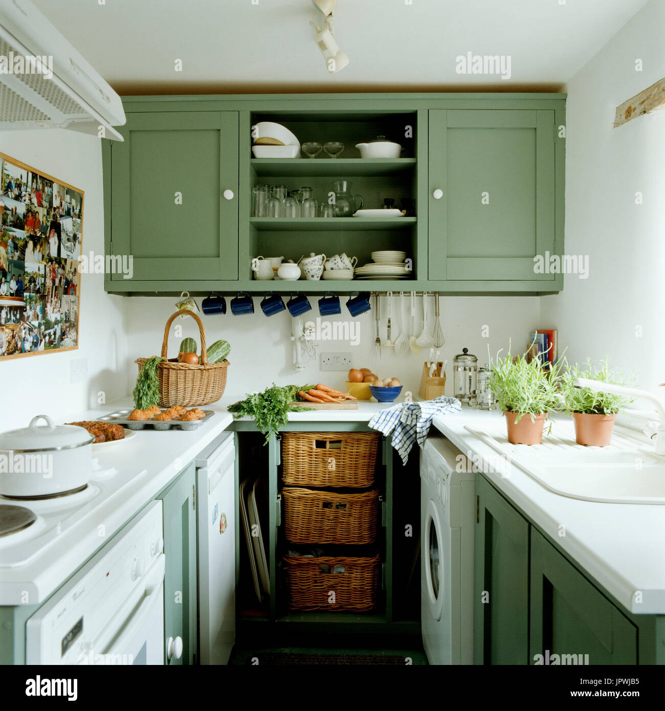 Interior De Cocina Con Utensilios De Cocina Modernos En Tonos Verdes.  Fotos, retratos, imágenes y fotografía de archivo libres de derecho. Image  207602706