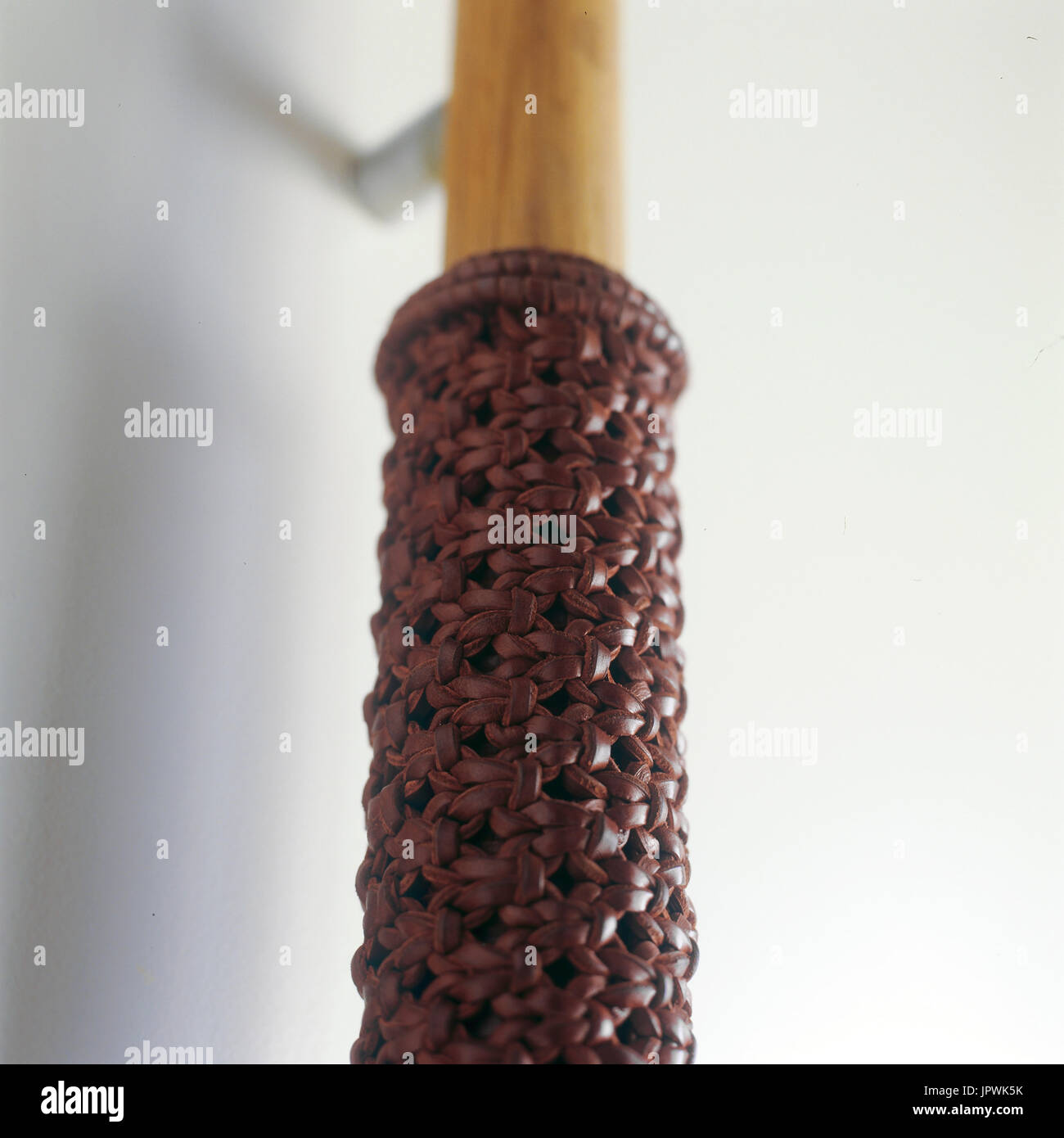 Detalle de cuero tejidas en una empuñadura de puerta Foto de stock