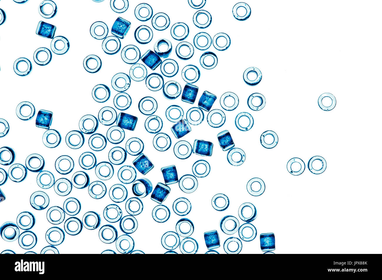 Microesferas de vidrio azul aislado sobre fondo blanco. Foto de stock
